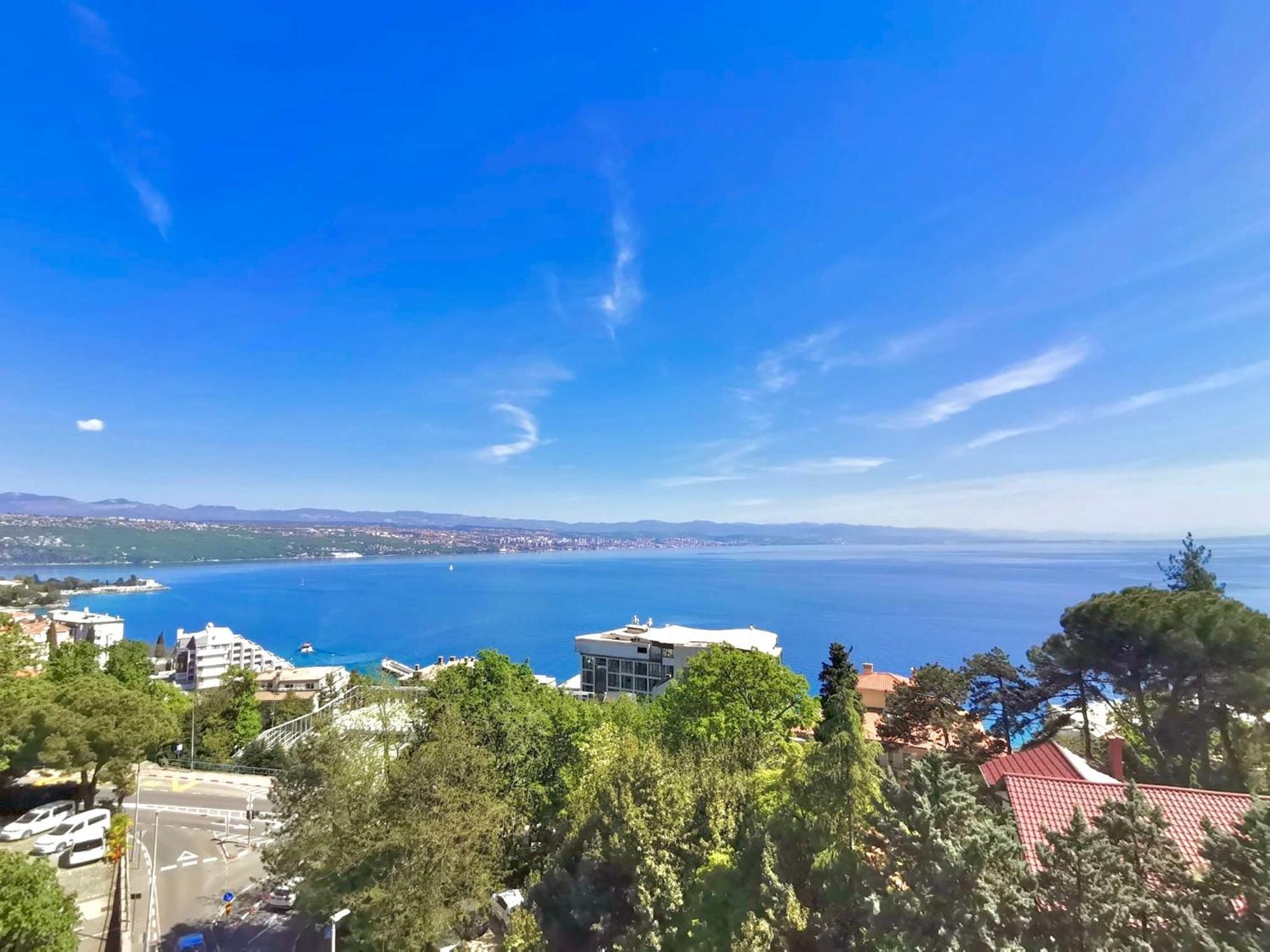 Apartment Blue Wave View *